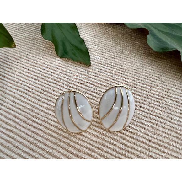 Vintage Mod White & Gold Geometric Earrings, Clip-on Costume Earrings - Picture 4 of 9